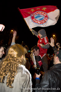 Siegesfeier der Bayern-Fans in der Leopoldstraße – Foto aus München