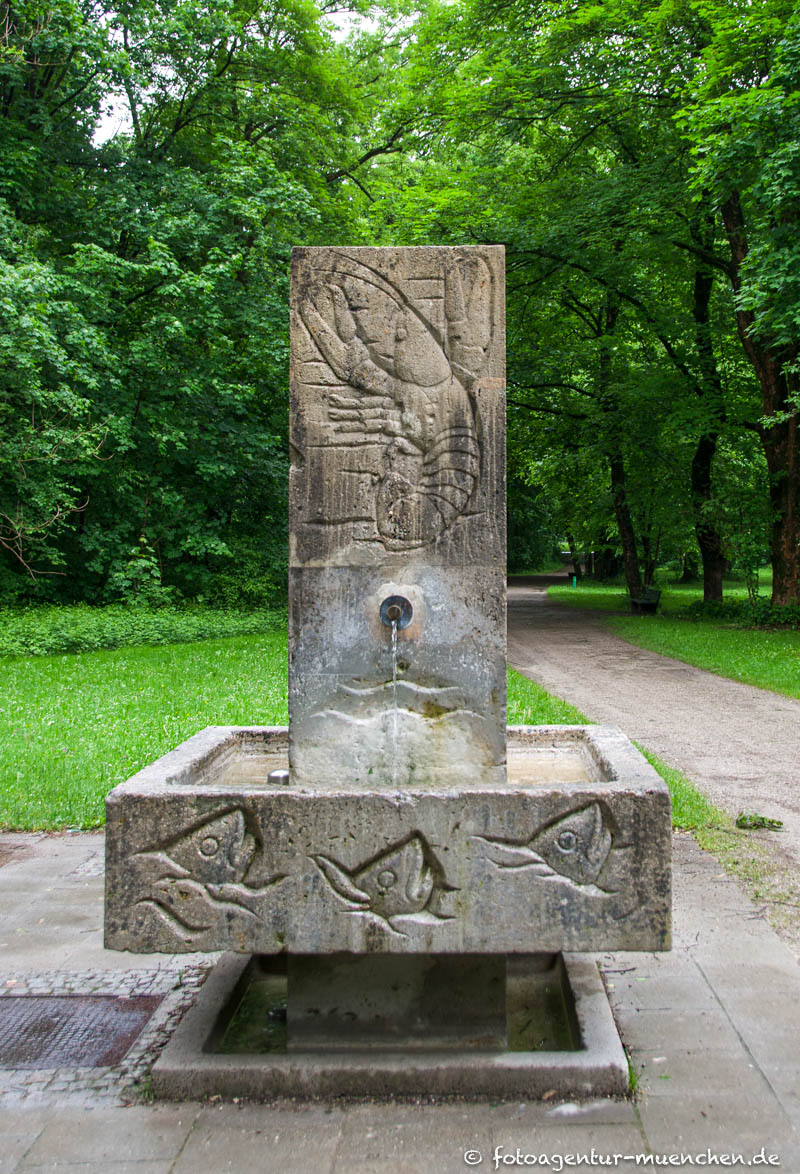 Brunnen mit Tierrelierfs