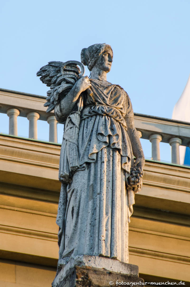 Allegorie für Unterfranken (Winzerin) – Denkmal/Kunstwerk in München