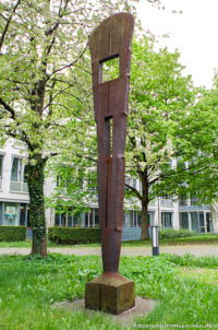 Große tektonische Stele – Foto aus München