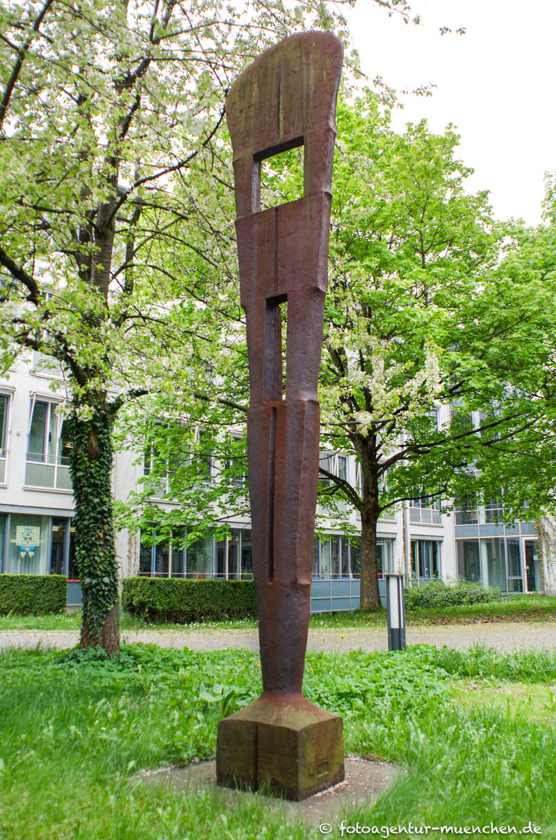 Große tektonische Stele – Denkmal/Kunstwerk in München