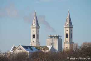 Ludwigskirche mit Kraftwerk – Foto aus München
