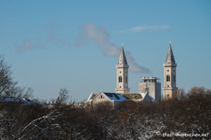 Ludwigskirche mit Heizkraftwerk – Foto aus München