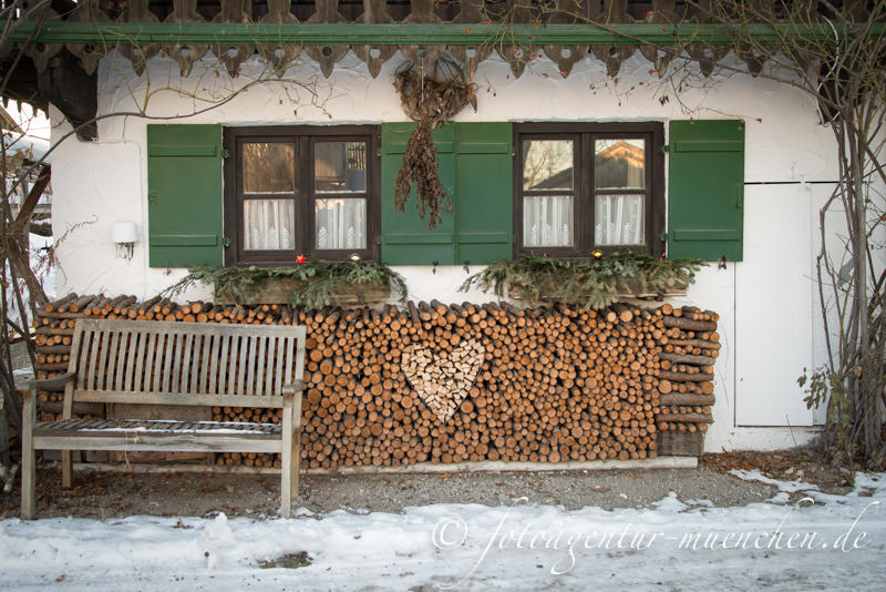 Brennholz vor der Mesner Stubn