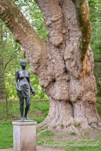 Weibliche Figur in den Frühlingsanlagen – Foto aus München