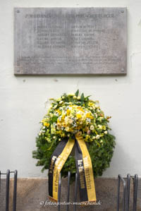Gedenktafel für 12 ermordete Perlacher Bürger – Foto aus München