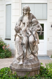 Sitzende Frau mit zwei Kindern – Foto aus München