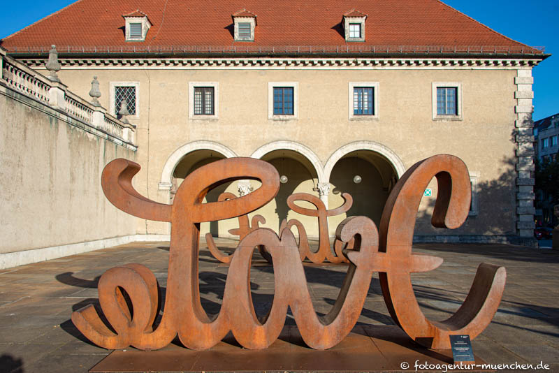 Love/Hate – Denkmal/Kunstwerk in München