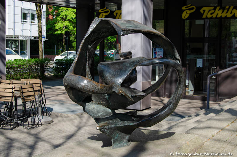 Auffliegender Vogel – Denkmal/Kunstwerk in München