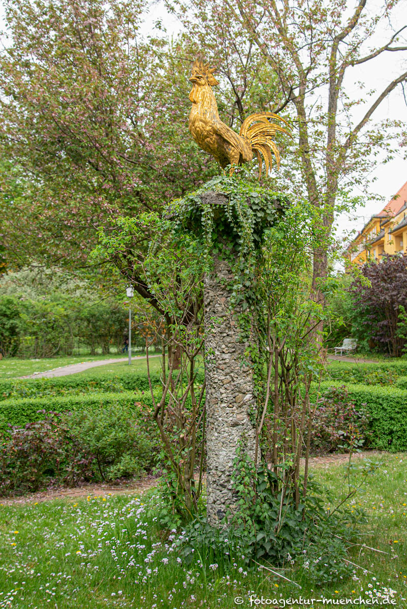 Goldener Hahn auf Säule – Denkmal/Kunstwerk in München