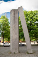 Zwei monolithische Granitpfeiler – Foto aus München