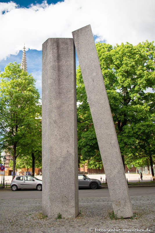 Zwei monolithische Granitpfeiler – Denkmal/Kunstwerk in München