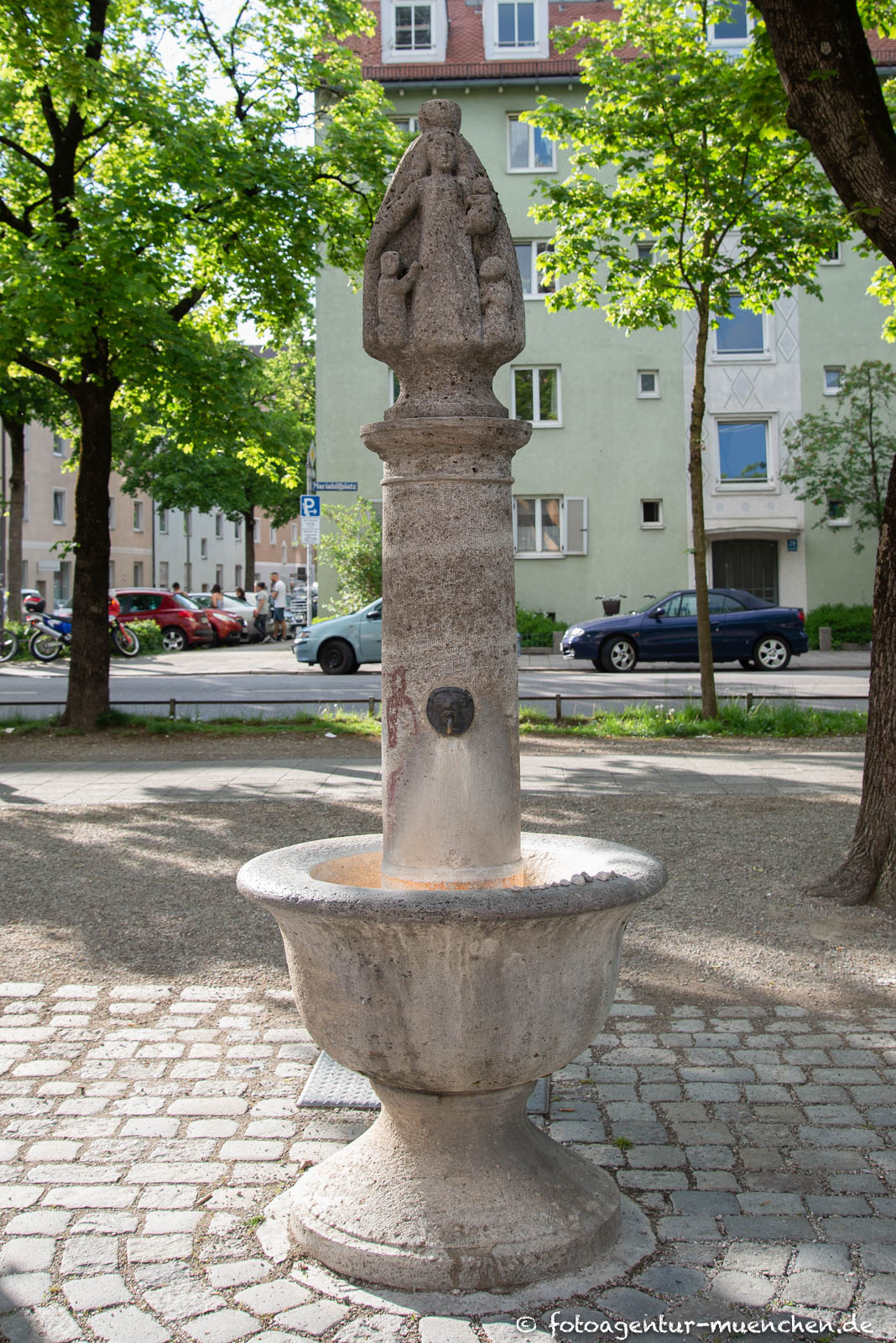 Schutzmantelmadonna-Brunnen