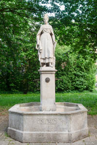 Augia-Brunnen, Auia-Brunnen