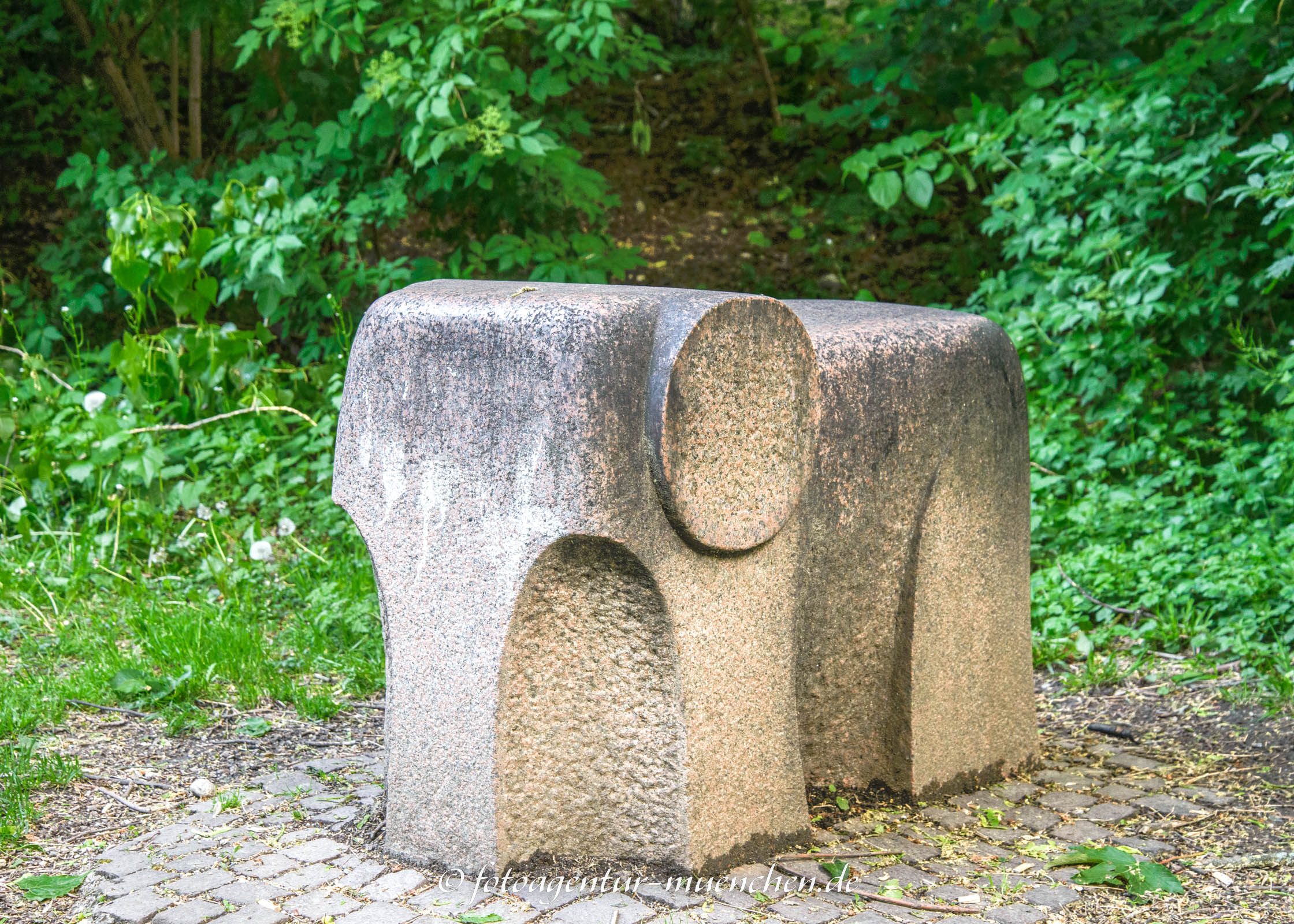 Kleiner, leicht stilisierter Elefant