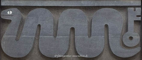 Schlangenrelief – Foto aus München