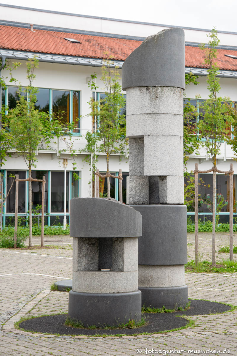 Guten Tag - Säulenstümpfe – Denkmal/Kunstwerk in München