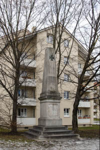 Obelisk in ehemaliger Maximilian-II-Kaserne – Foto aus München