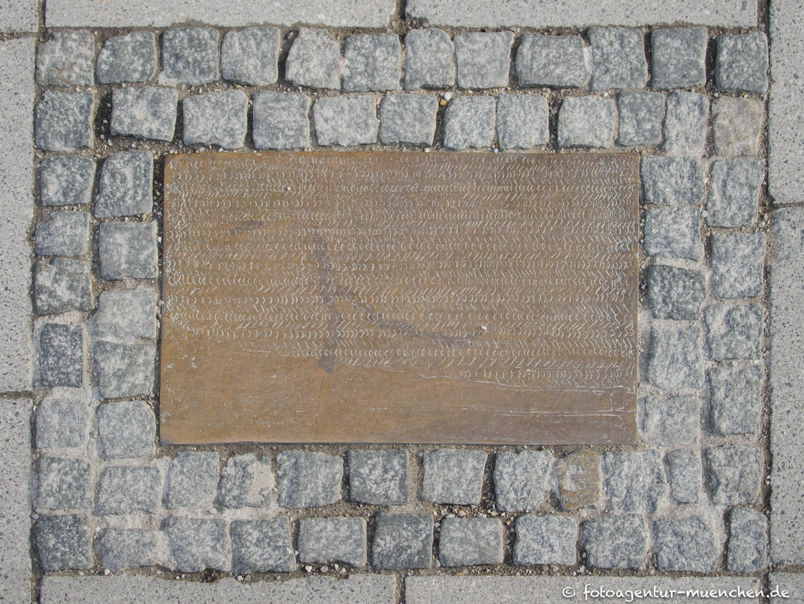Bodenplatte  Denkmal? Kunstwerk?