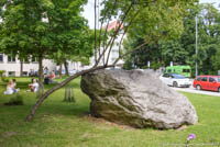 Gerhard Willhalm - Findling vor dem Geowissenschaftliches Institut