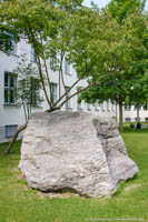 Gerhard Willhalm - Findling vor dem Geowissenschaftliches Institut