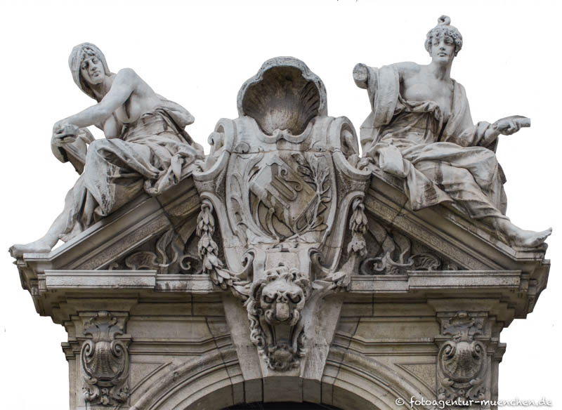 Zwei weibliche Figuren – Denkmal/Kunstwerk in München