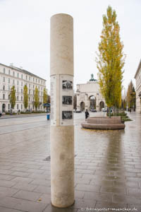 Infosäule - Siegestor – Foto aus München