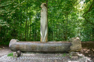 Holztrogbrunnen „Wasserspeiender Faun“ – Foto aus München