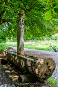 Holztrogbrunnen „Wasserspeiender Faun“  – Foto aus München