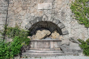 Grotte mit Steinbecken – Foto aus München