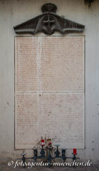 Kriegerdenkmal - Kirche Namen Jesu – Foto aus München