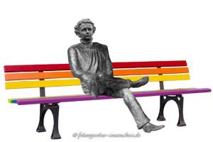 Ludwig auf der Regenbogenbank – Foto aus München