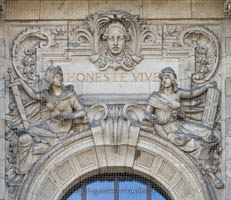 Justizpalast - HONESTE VIVE – Foto aus München