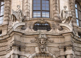 Portalfiguren - Justizpalast – Foto aus München