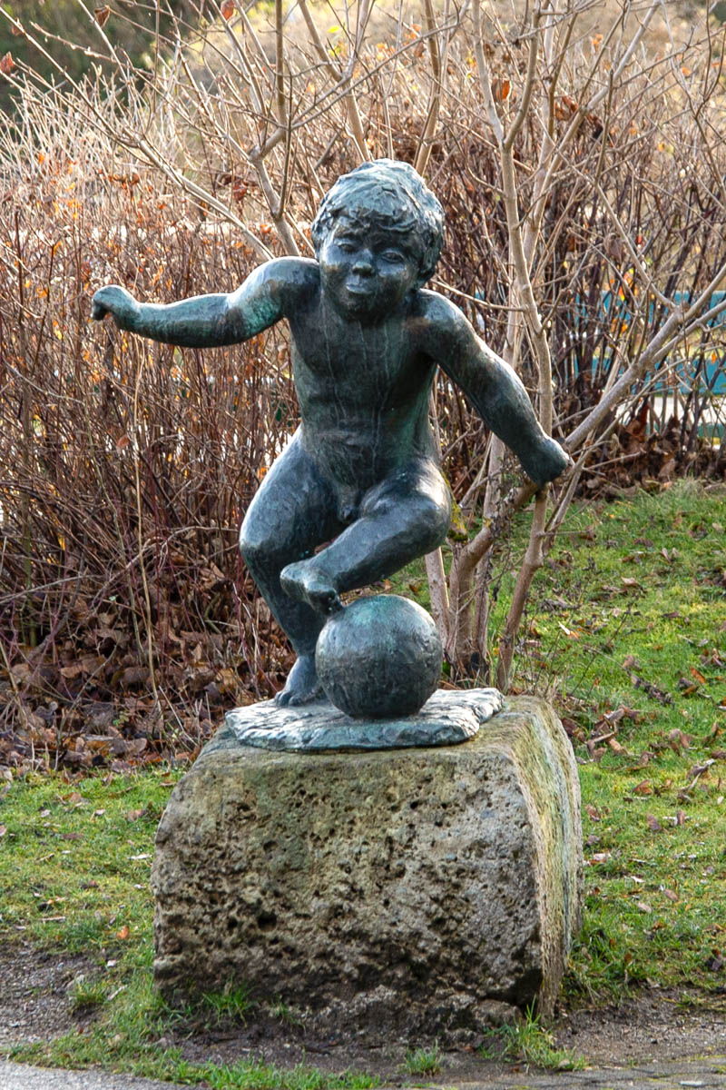 Knabe mit Fußball – Denkmal/Kunstwerk in München