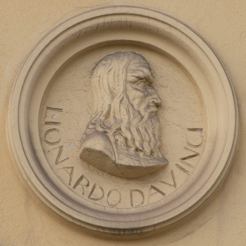 Tondi mit Reliefbüste - Leonard da Vinci – Denkmal/Kunstwerk in München
