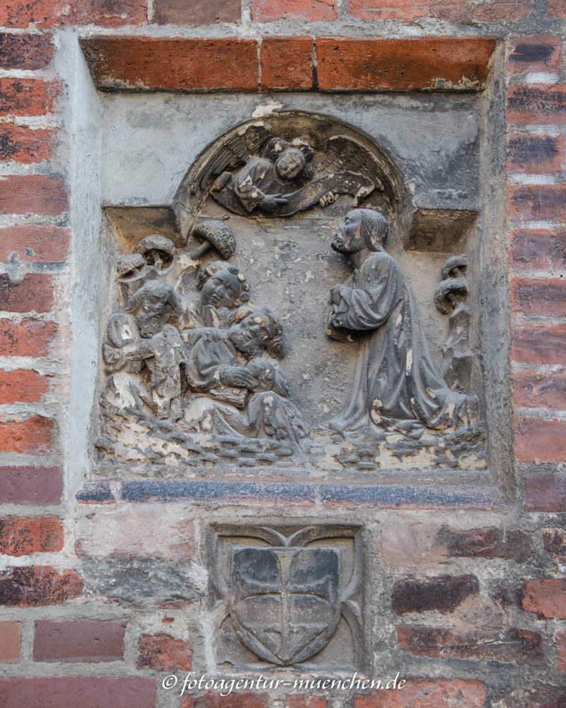 Asylzeichen am Sixtusportal – Denkmal/Kunstwerk in München