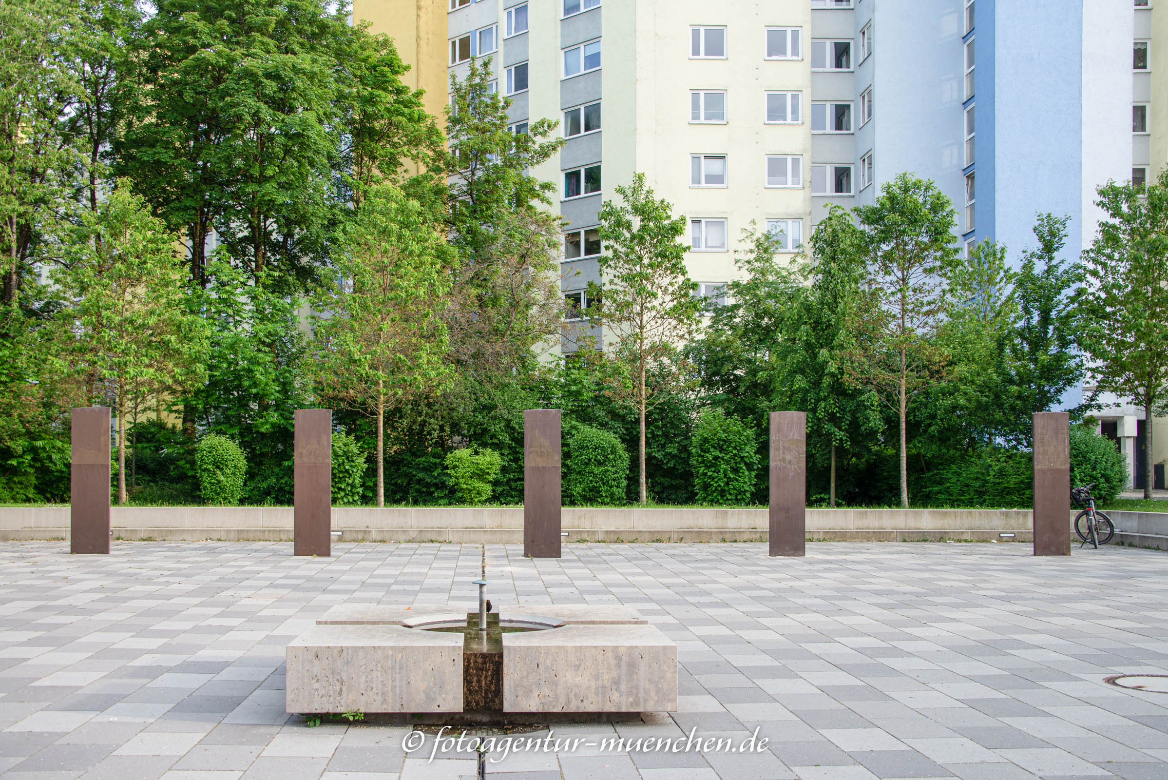 Sanct Jakobus - Brunnen mit Stelen