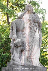 Trauernde mit Urne und Putti – Foto aus München