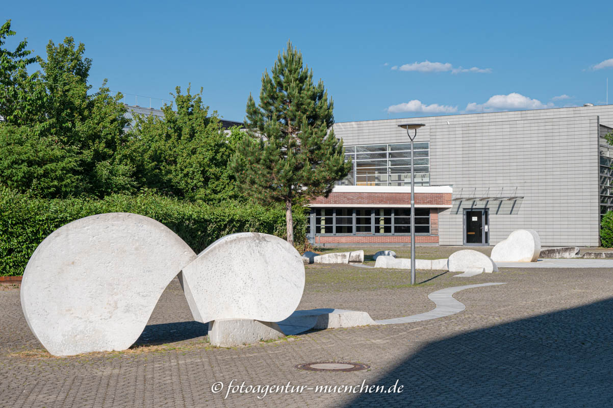 Geschwungenes Steinband – Denkmal/Kunstwerk in München