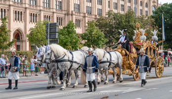 Goldene Filmkutsche König Ludwigs II. (Kleiner Gala-Wagen Kö – Foto aus München