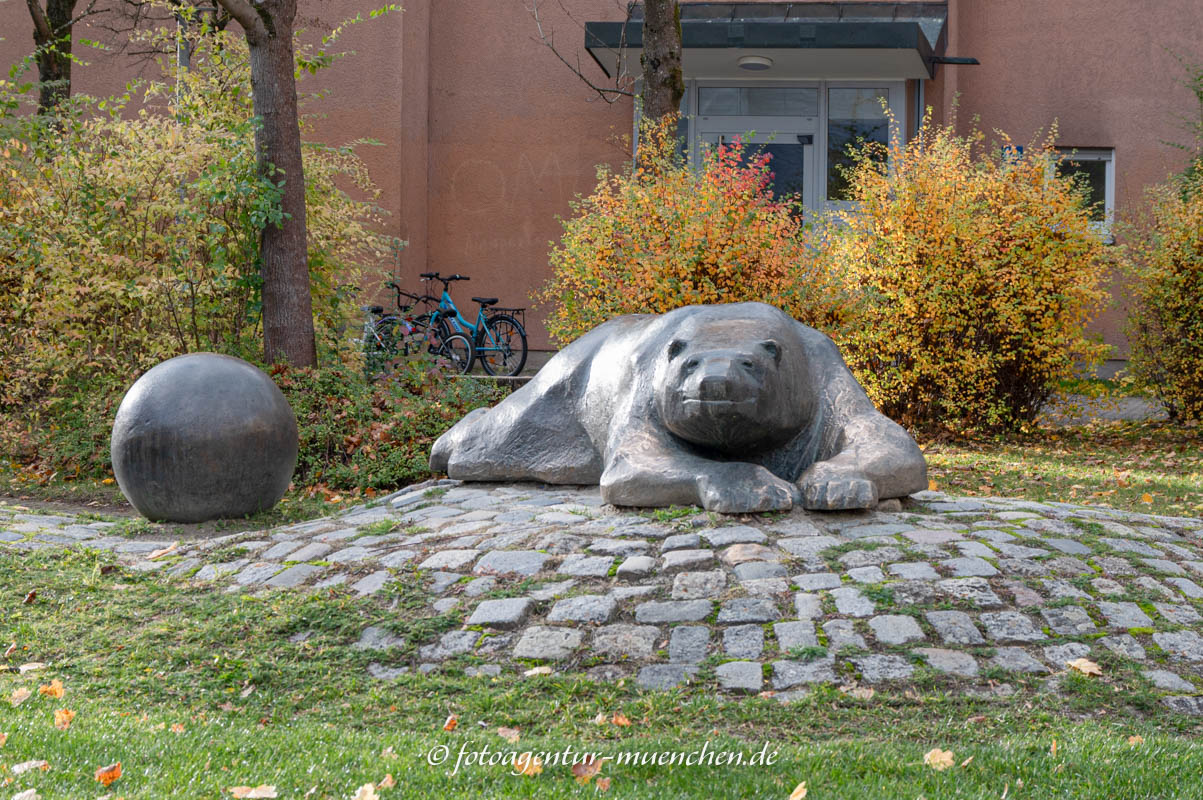 Spielender Bär – Denkmal/Kunstwerk in München