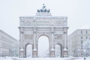 Siegestor im Winter – Foto aus München