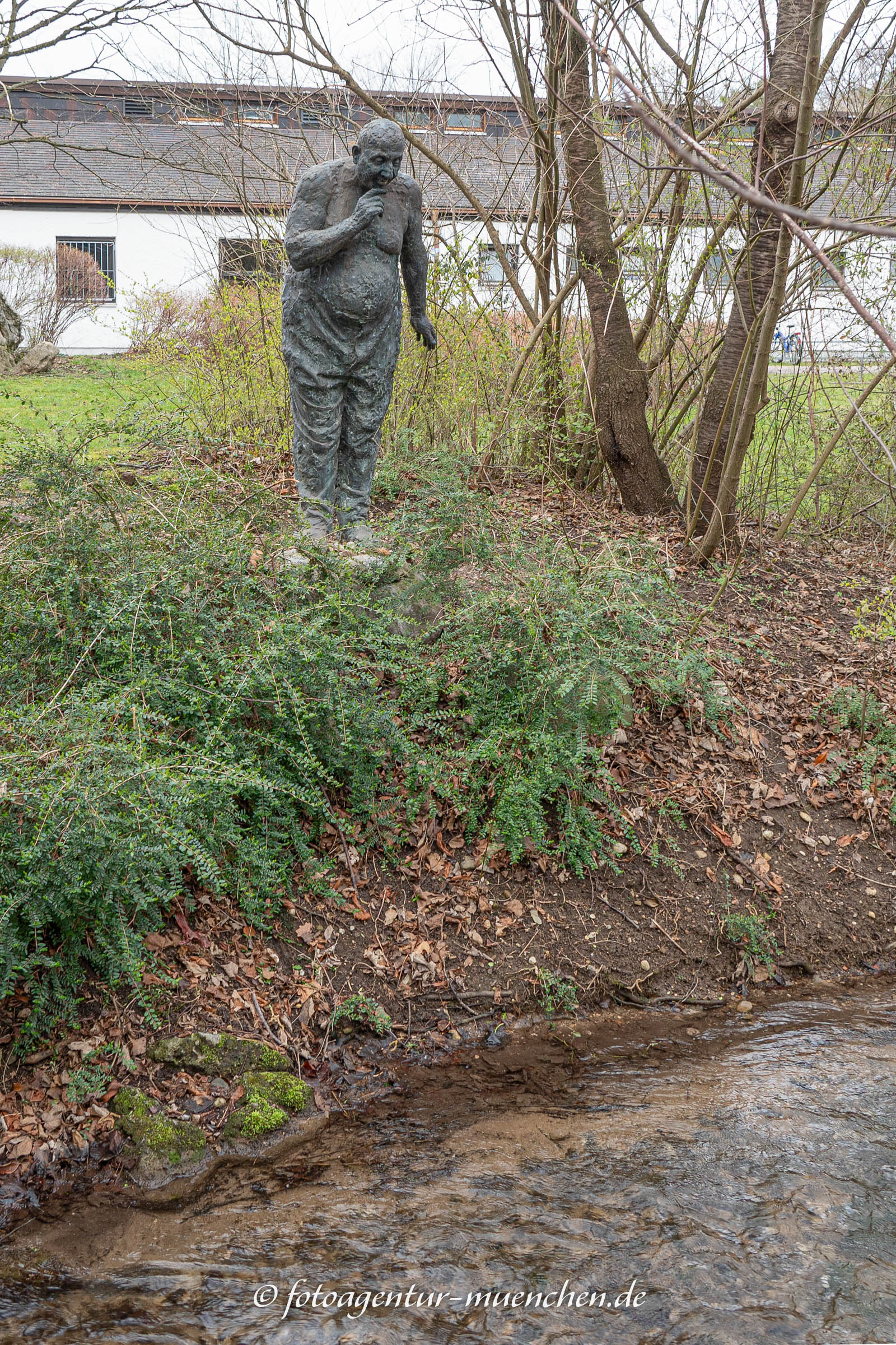 Mann spricht mit Fisch