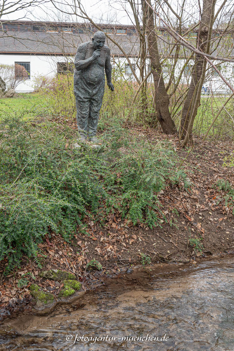 Mann spricht mit Fisch