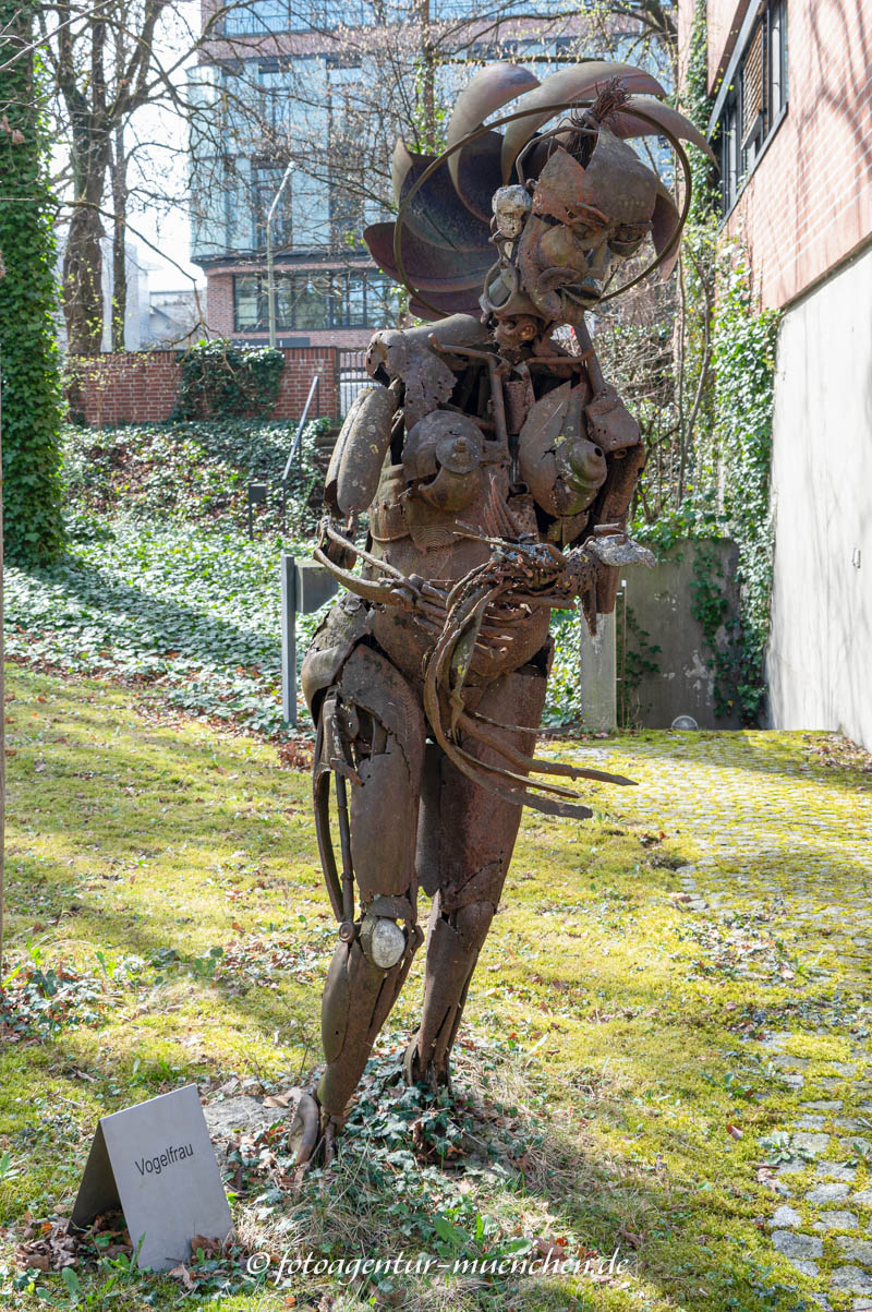 Vogelfrau – Denkmal/Kunstwerk in München