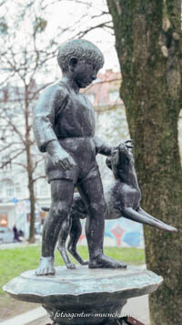 Hiller Anton - Kindlbrunnen mit Hund