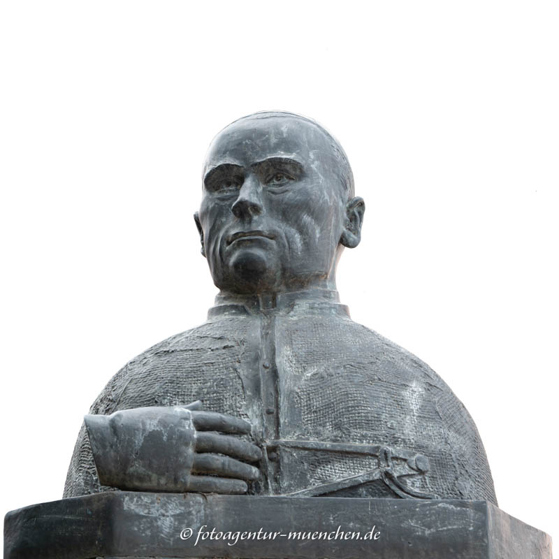 Kolping-Bronzebüste auf Basaltsäule