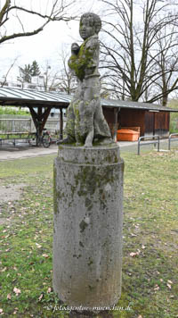 Knabe mit Ente und Hund – Foto aus München