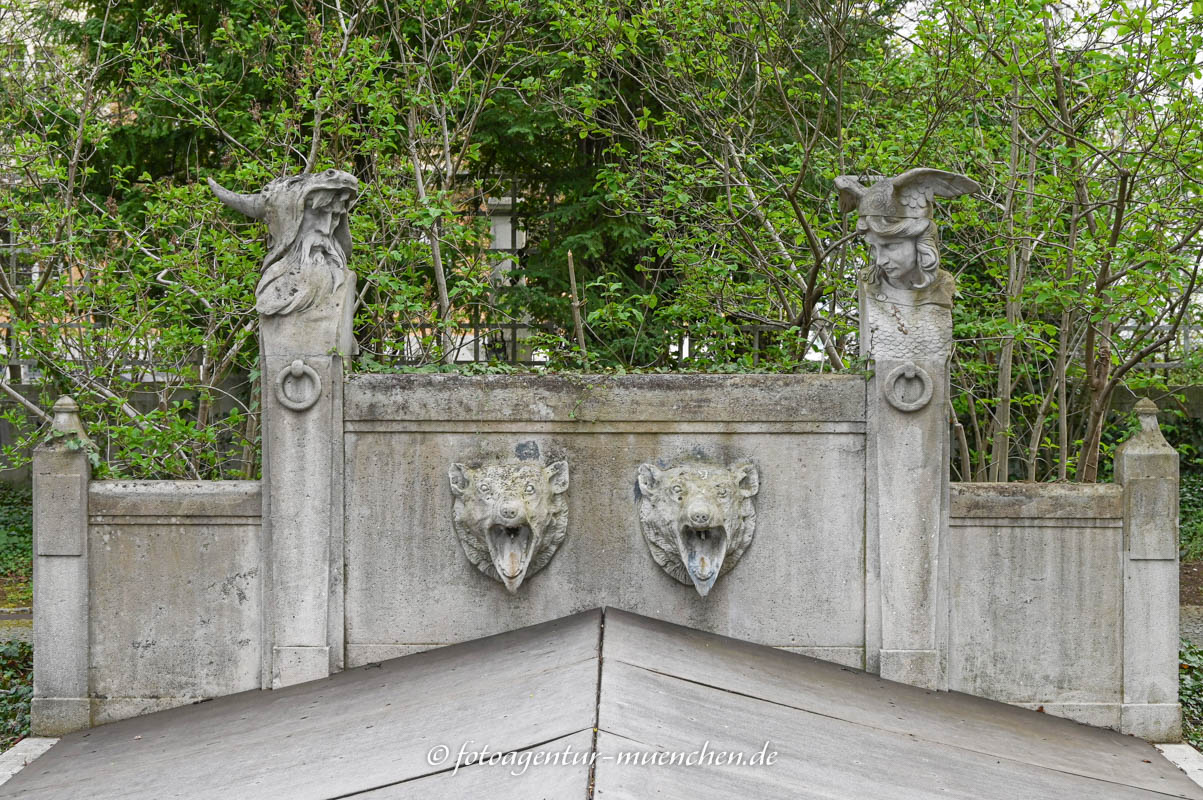 Brunnenanlage – Denkmal/Kunstwerk in München